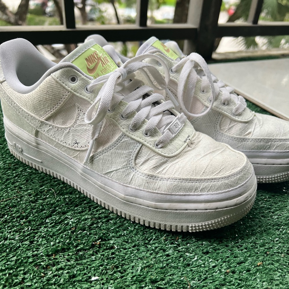 Women’s Nike Tearaways size 9 for sale!